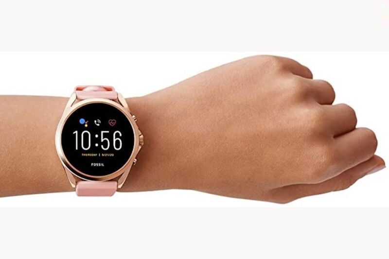 Man sieht die Fossil Gen 5 LTE Smartwatch am Arm.